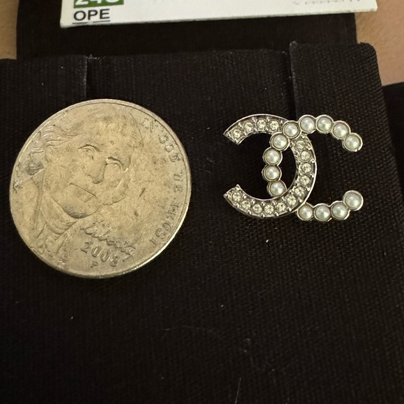💯 Authentic Chanel CC Pearl Crystal Earrings 24S collection - Picture 5 of 8